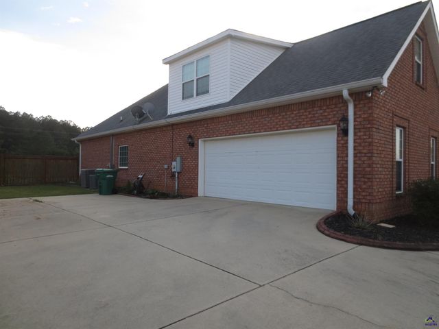 2026 Pin Oak Terrace, Bonaire, GA 31005