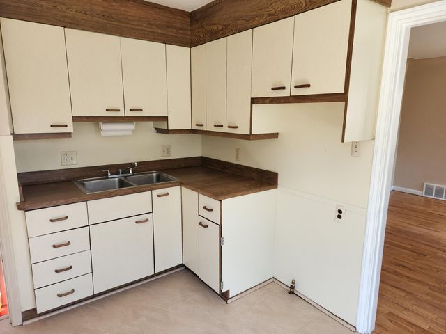 4474 Syracuse Street, Dearborn Heights City, MI 48125