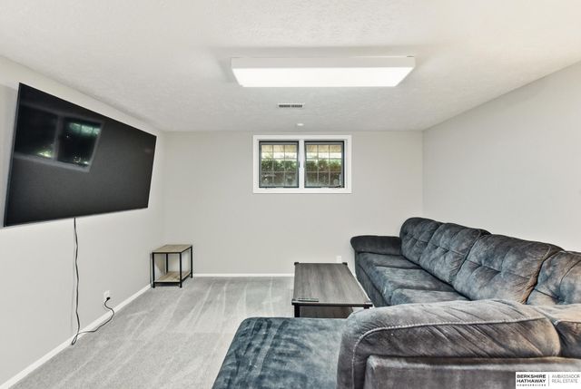 5617 N 96th Street, Omaha, NE 68134