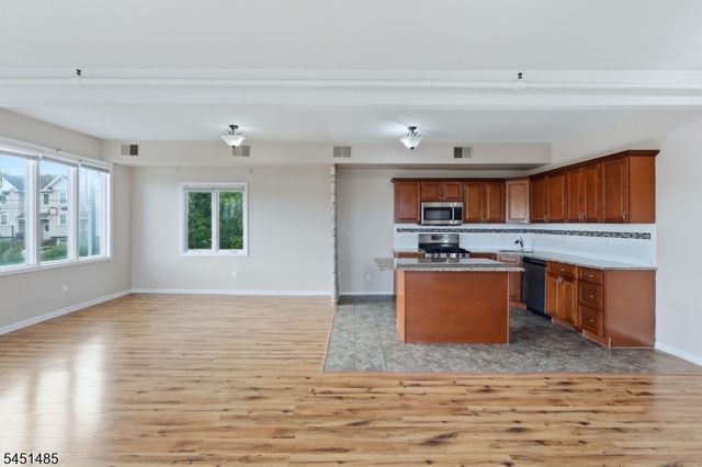 15 Wallington Ave, Wallington Boro, NJ 07057