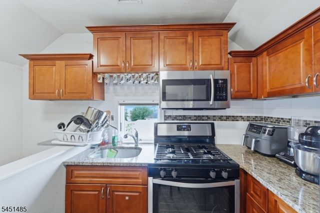 15 Wallington Ave, Wallington Boro, NJ 07057