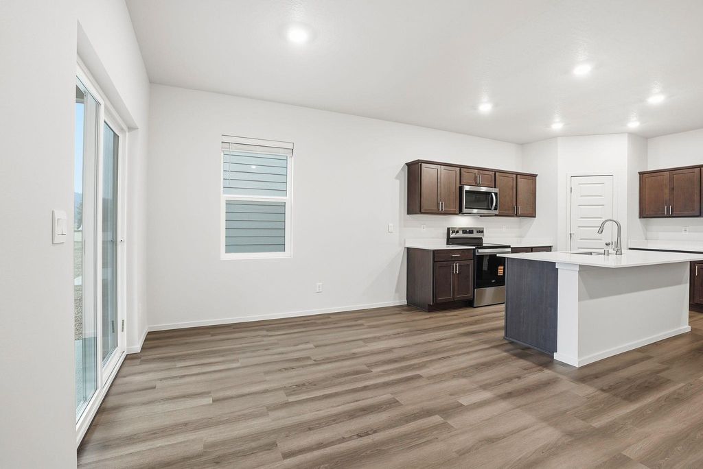 225 W Pheasant Bluff Ave, Spokane, WA 99224 photo 4