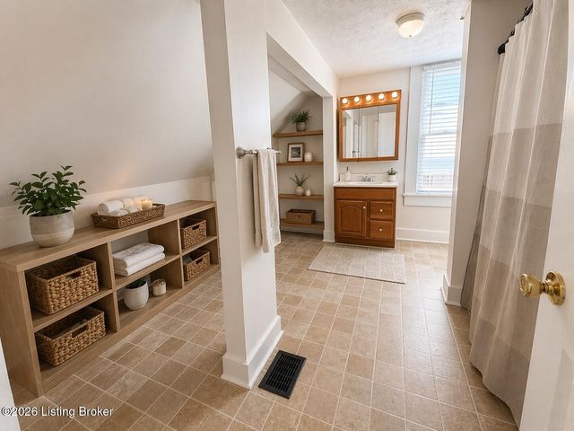228 E Burnett Ave, Louisville, KY 40208