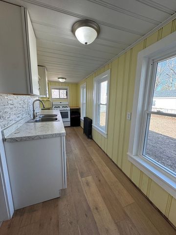 98 Elijah St, Springfield, MA 01109