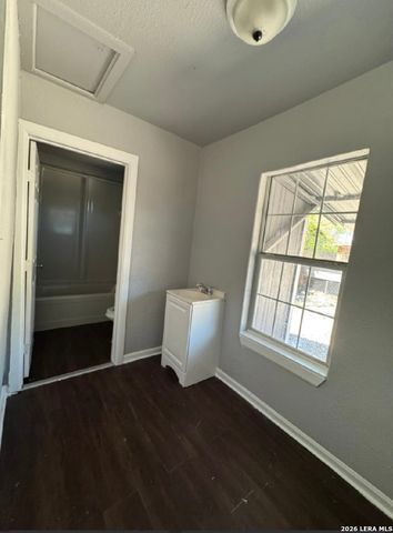 1111 DELGADO ST, San Antonio, TX 78207