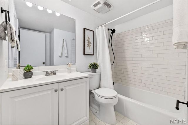 15556 Country Ridge Drive, Chesterfield, MO 63017