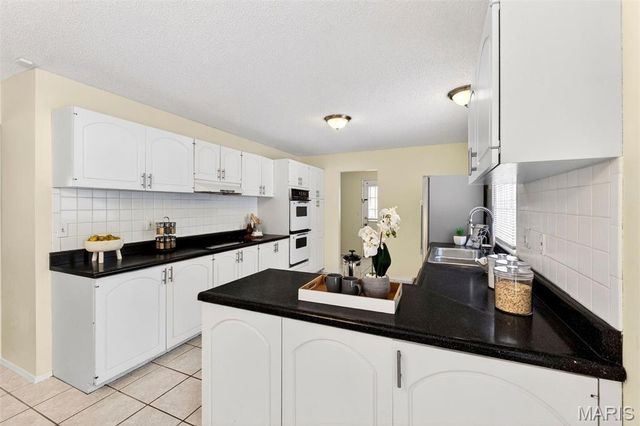 15556 Country Ridge Drive, Chesterfield, MO 63017