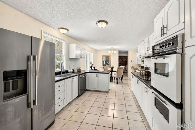 15556 Country Ridge Drive, Chesterfield, MO 63017