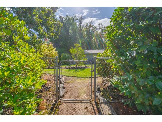 1395 Nw TWINS Ln, Albany, OR 97321