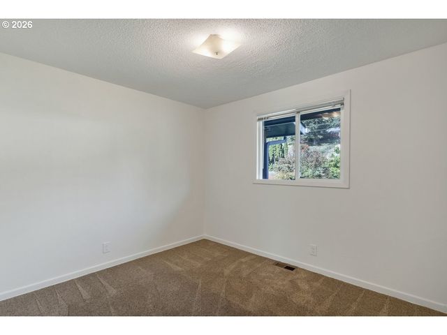1395 Nw TWINS Ln, Albany, OR 97321