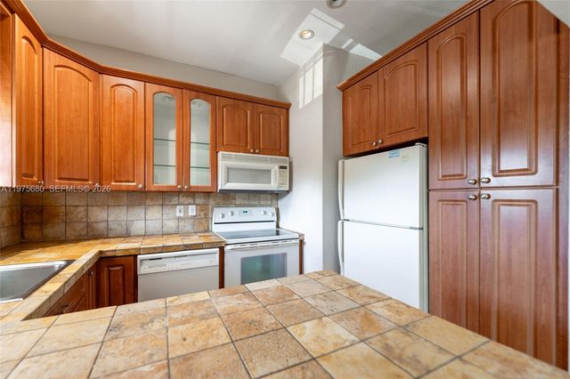 2225 NE 123rd St 215, North Miami, FL 33181