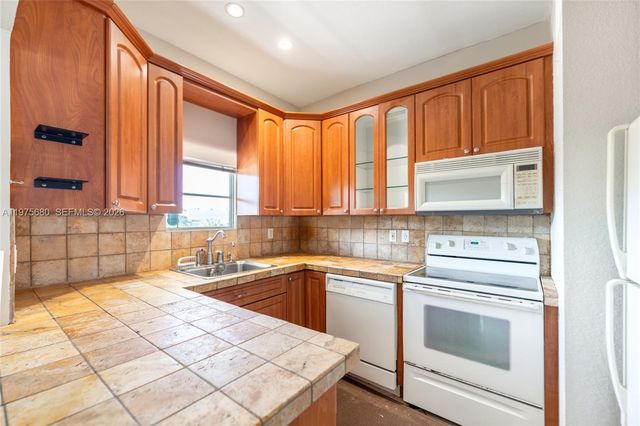 2225 NE 123rd St 215, North Miami, FL 33181