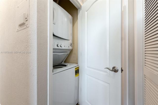 2225 NE 123rd St 215, North Miami, FL 33181