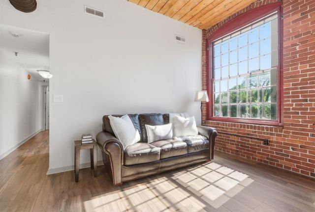 470 Silver St Apt 209, Manchester, NH 03103