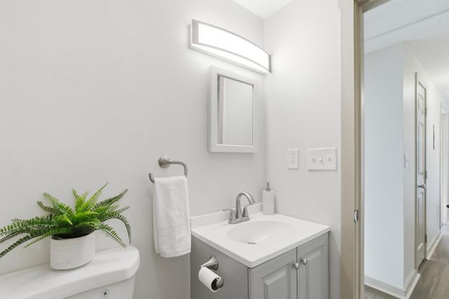 470 Silver St Apt 209, Manchester, NH 03103