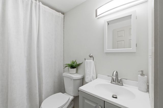 470 Silver St Apt 209, Manchester, NH 03103