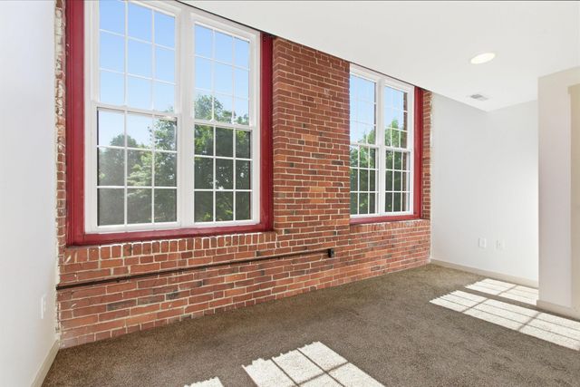 470 Silver St Apt 209, Manchester, NH 03103