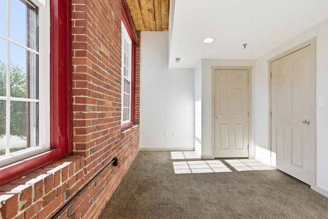 470 Silver St Apt 209, Manchester, NH 03103