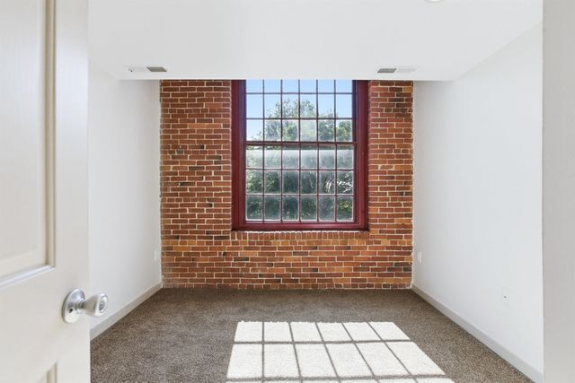 470 Silver St Apt 209, Manchester, NH 03103