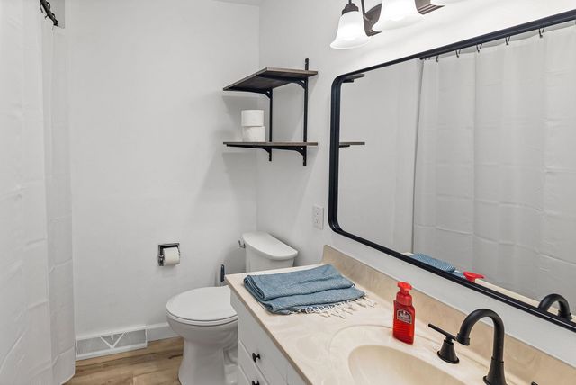 105 Hickory Grove Road, Salem, IL 62881