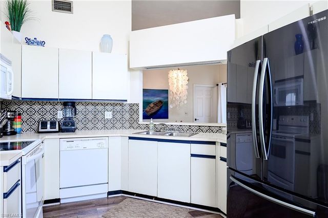 586 Beachwalk CIR O-305, Naples, FL 34108