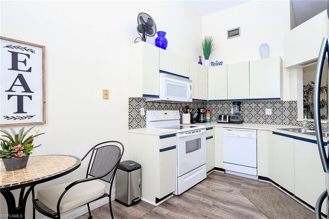 586 Beachwalk CIR O-305, Naples, FL 34108
