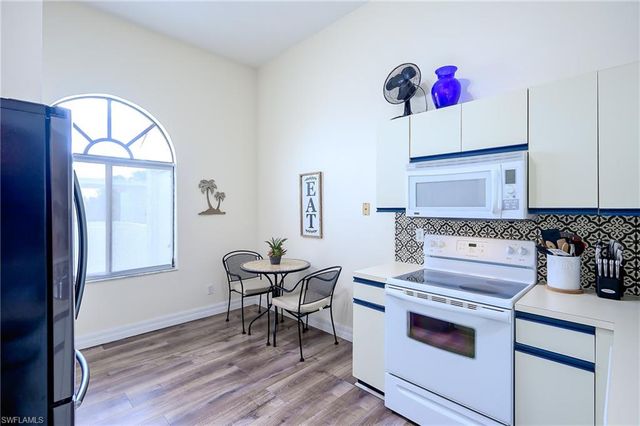 586 Beachwalk CIR O-305, Naples, FL 34108