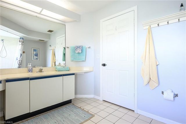 586 Beachwalk CIR O-305, Naples, FL 34108