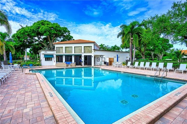 586 Beachwalk CIR O-305, Naples, FL 34108