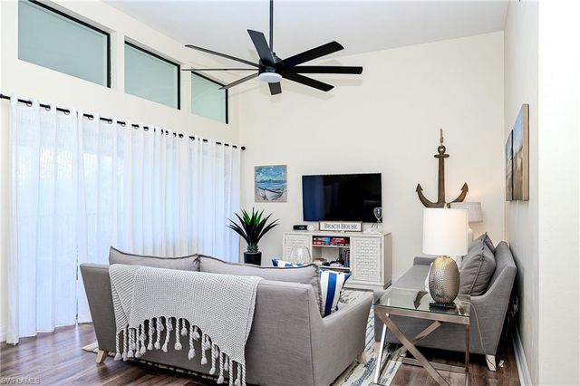 586 Beachwalk CIR O-305, Naples, FL 34108