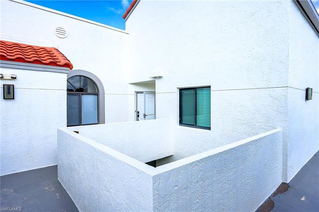 586 Beachwalk CIR O-305, Naples, FL 34108