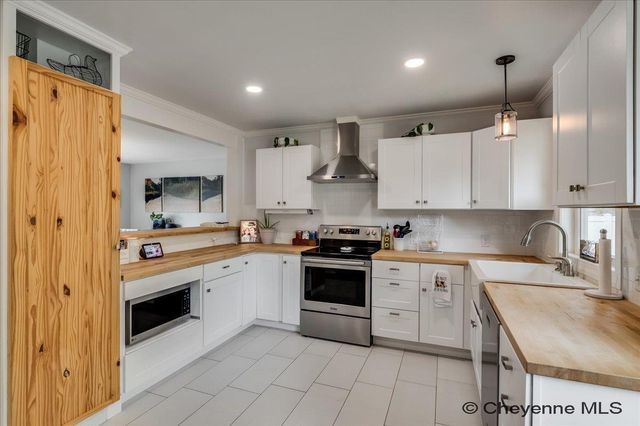 1702 NEWTON DR, Cheyenne, WY 82001