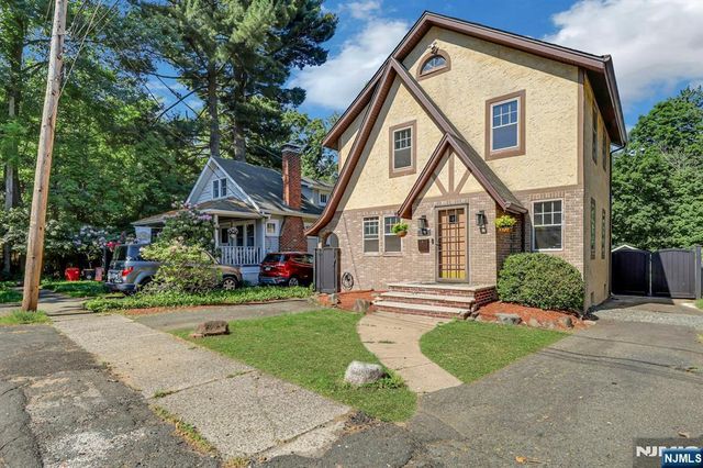 6 Colonial Court, Dumont, NJ 07628