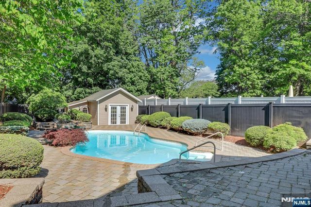 6 Colonial Court, Dumont, NJ 07628