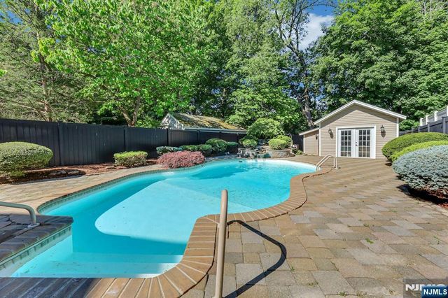 6 Colonial Court, Dumont, NJ 07628
