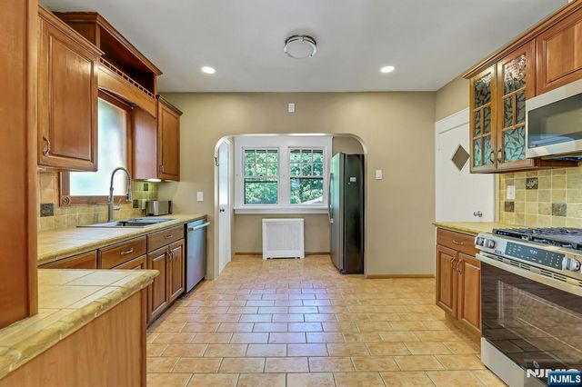 6 Colonial Court, Dumont, NJ 07628