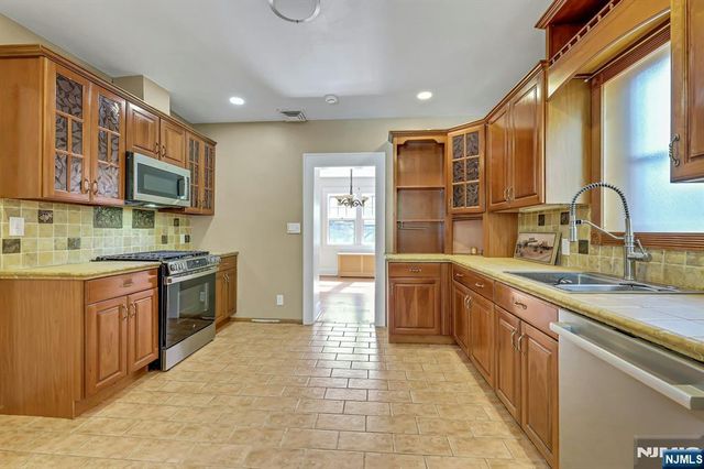 6 Colonial Court, Dumont, NJ 07628