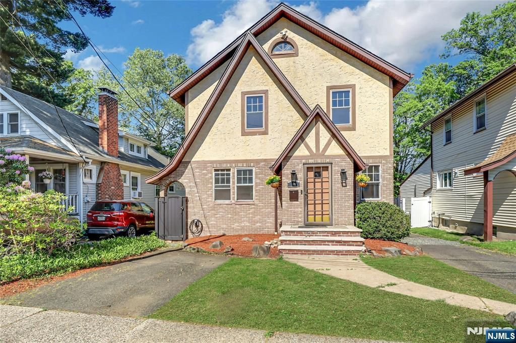 6 Colonial Court, Dumont, NJ 07628