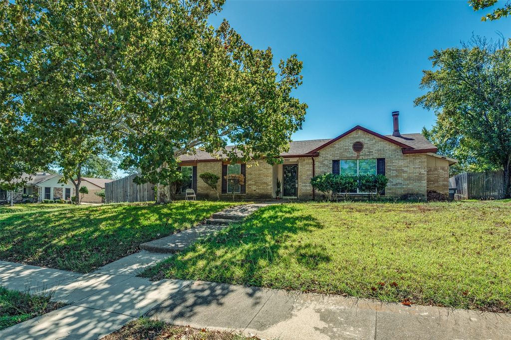 1202 Canyon Oaks Drive, Lancaster, TX 75146