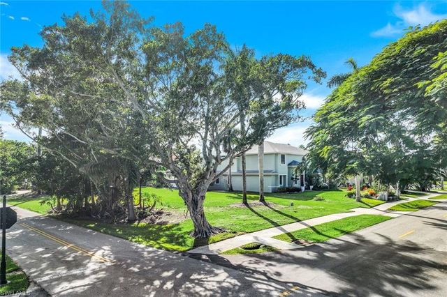 490 1st AVE S, Naples, FL 34102