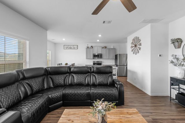 576 Greatest Gift WAY, Jarrell, TX 76537