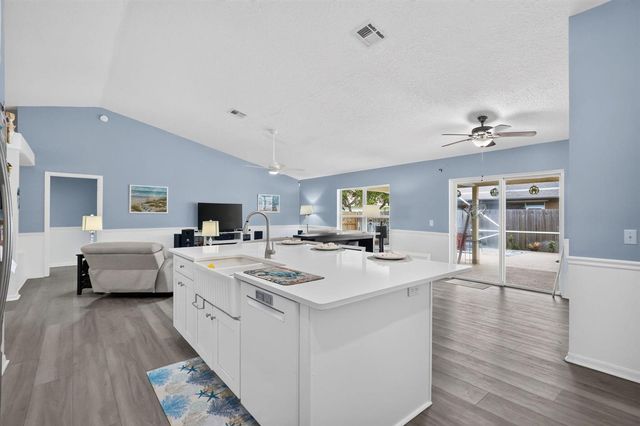 8295 SANDPINE Circle, Port St. Lucie, FL 34952