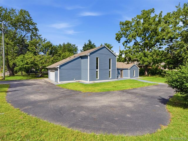 3700 Green Lake Road, West Bloomfield Charter Township, MI 48324