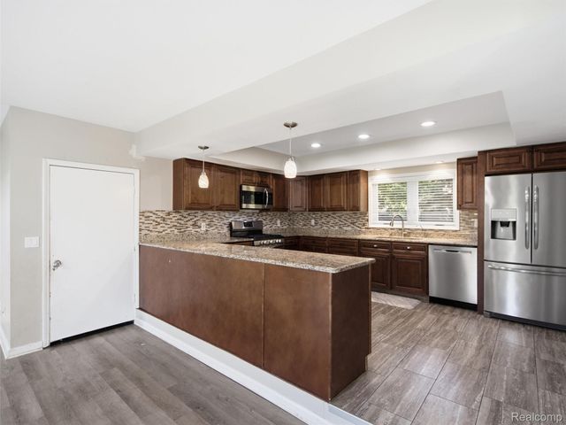 3700 Green Lake Road, West Bloomfield Charter Township, MI 48324