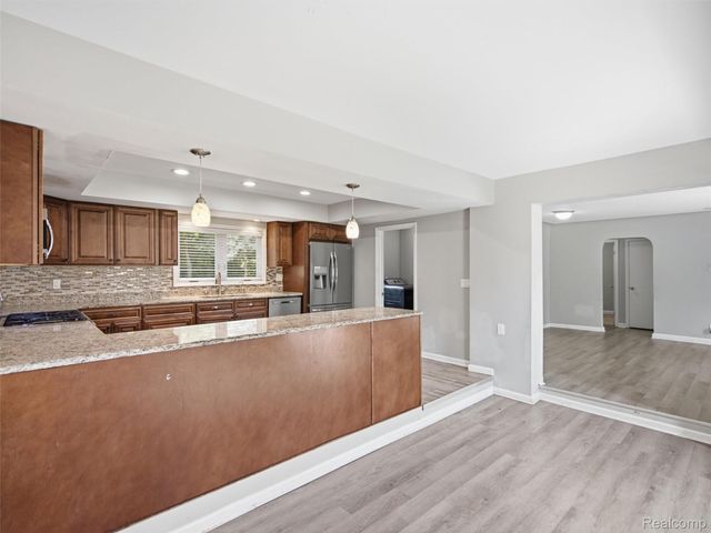3700 Green Lake Road, West Bloomfield Charter Township, MI 48324