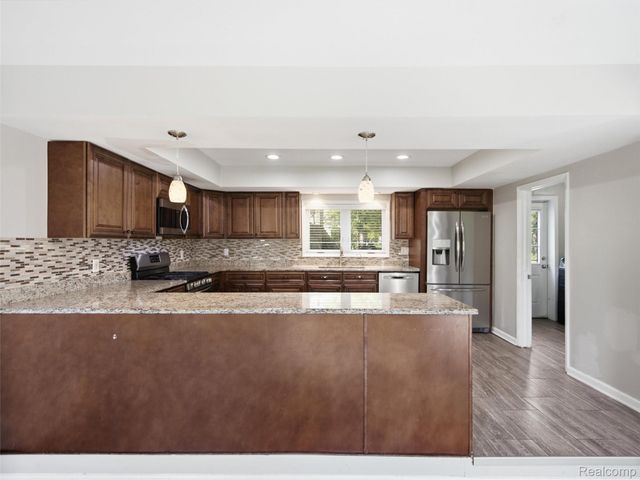3700 Green Lake Road, West Bloomfield Charter Township, MI 48324