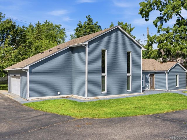 3700 Green Lake Road, West Bloomfield Charter Township, MI 48324