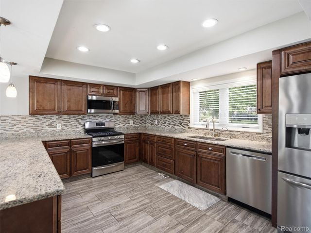 3700 Green Lake Road, West Bloomfield Charter Township, MI 48324