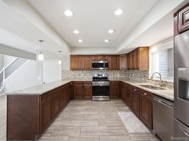 3700 Green Lake Road, West Bloomfield Charter Township, MI 48324