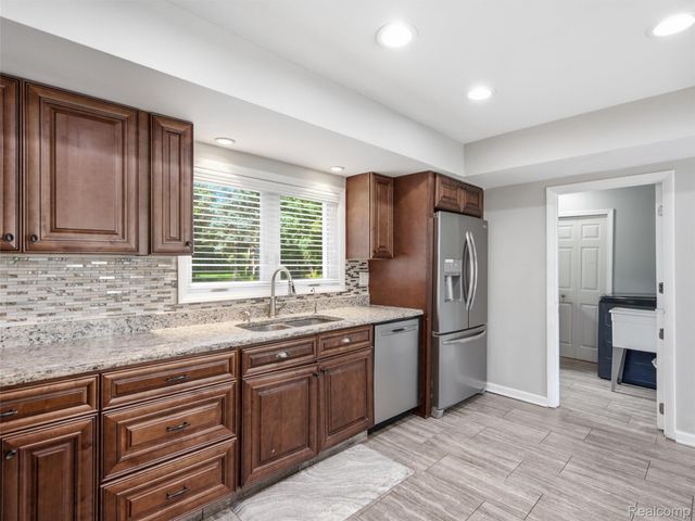 3700 Green Lake Road, West Bloomfield Charter Township, MI 48324